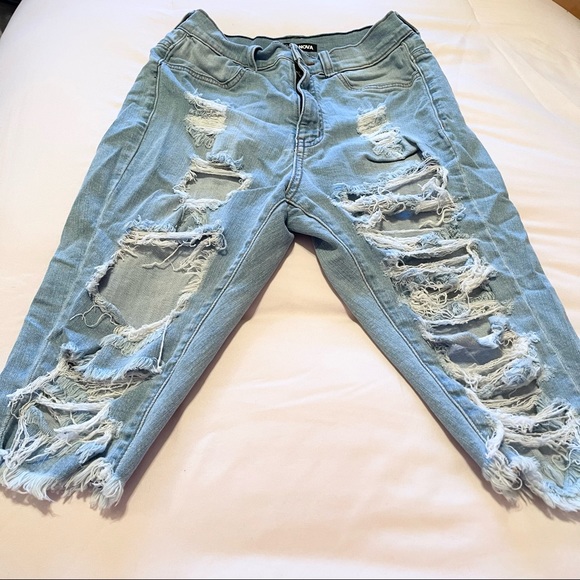 Fashion nova Capri distressed shorts 7/28 - Picture 5 of 6